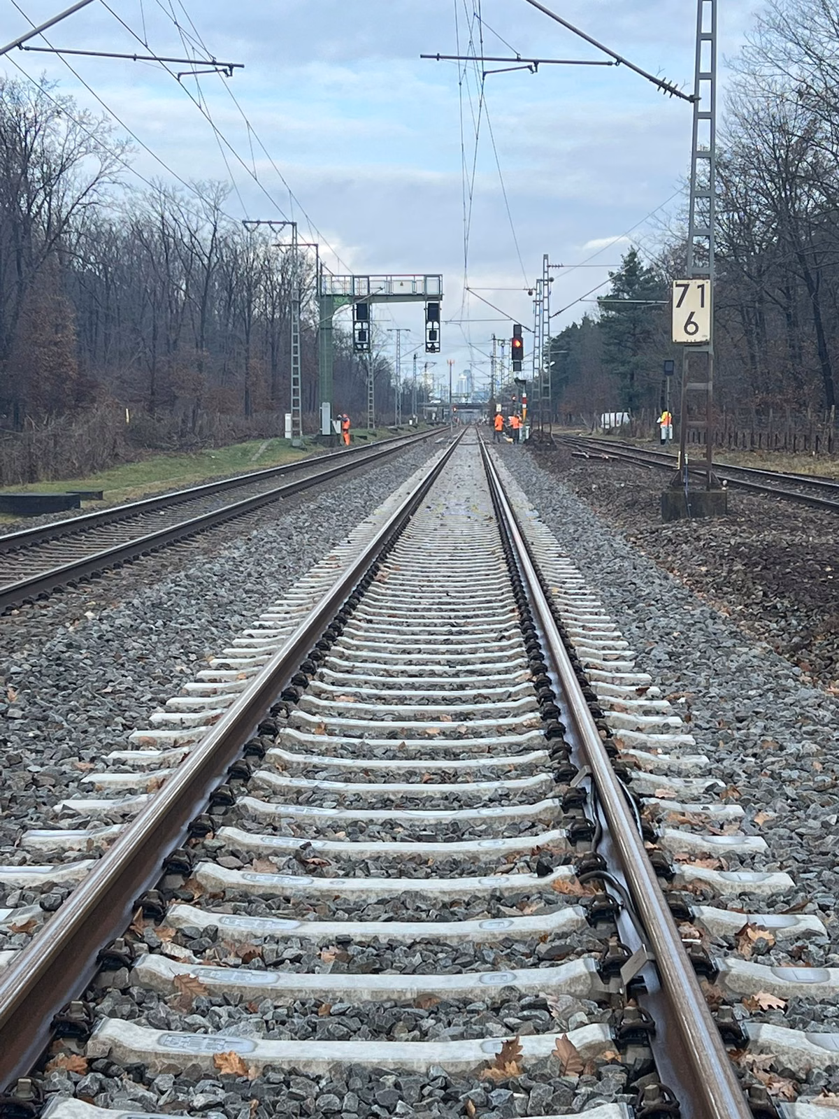 Modernisierte Bahngleise mit Oberleitung