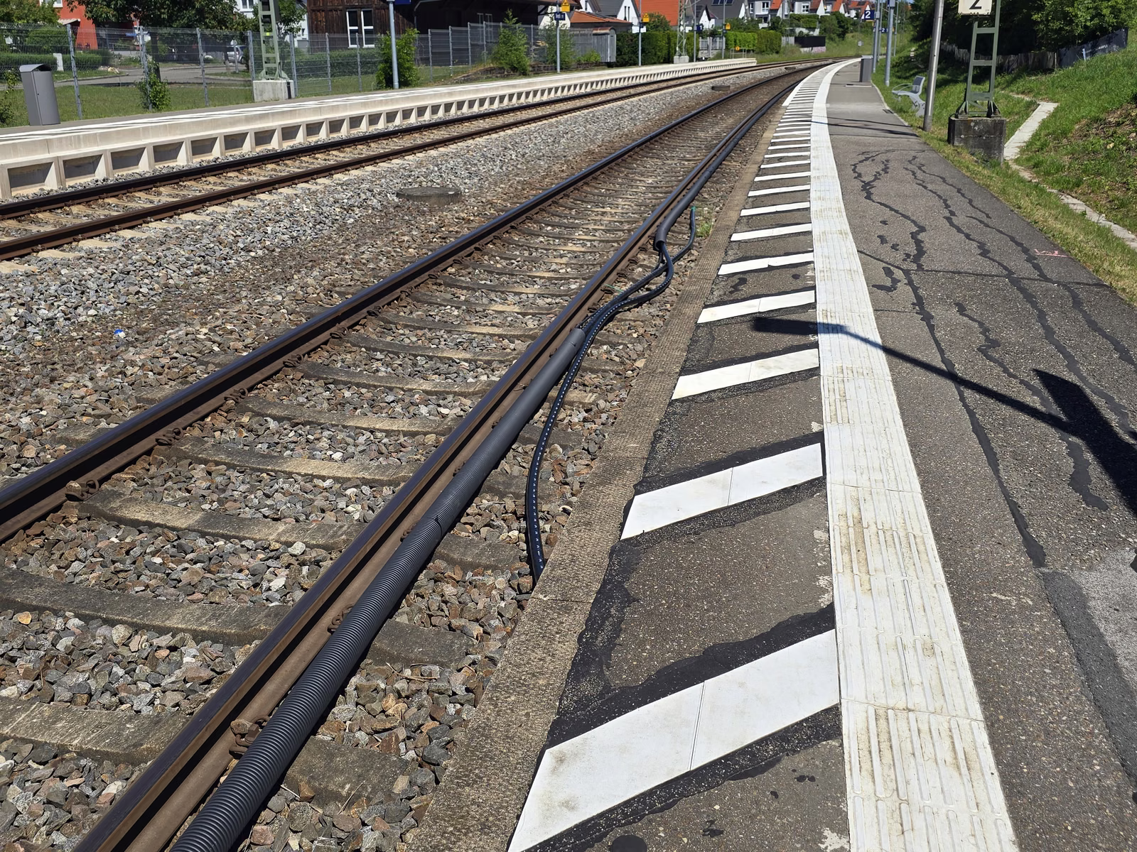 Kabeltrasse entlang einer Bahnstrecke